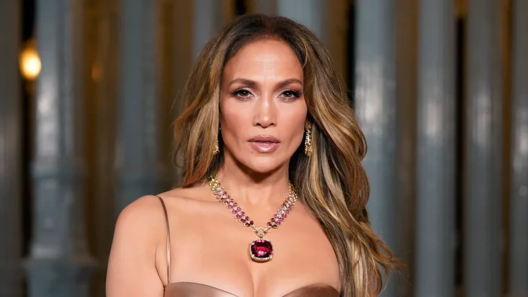 Bí quyết làm đẹp từ Jennifer Lopez: Làm thế nào để có làn da rạng rỡ và vẻ ngoài tươi trẻ